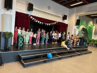 En gruppe mennesker på en scene