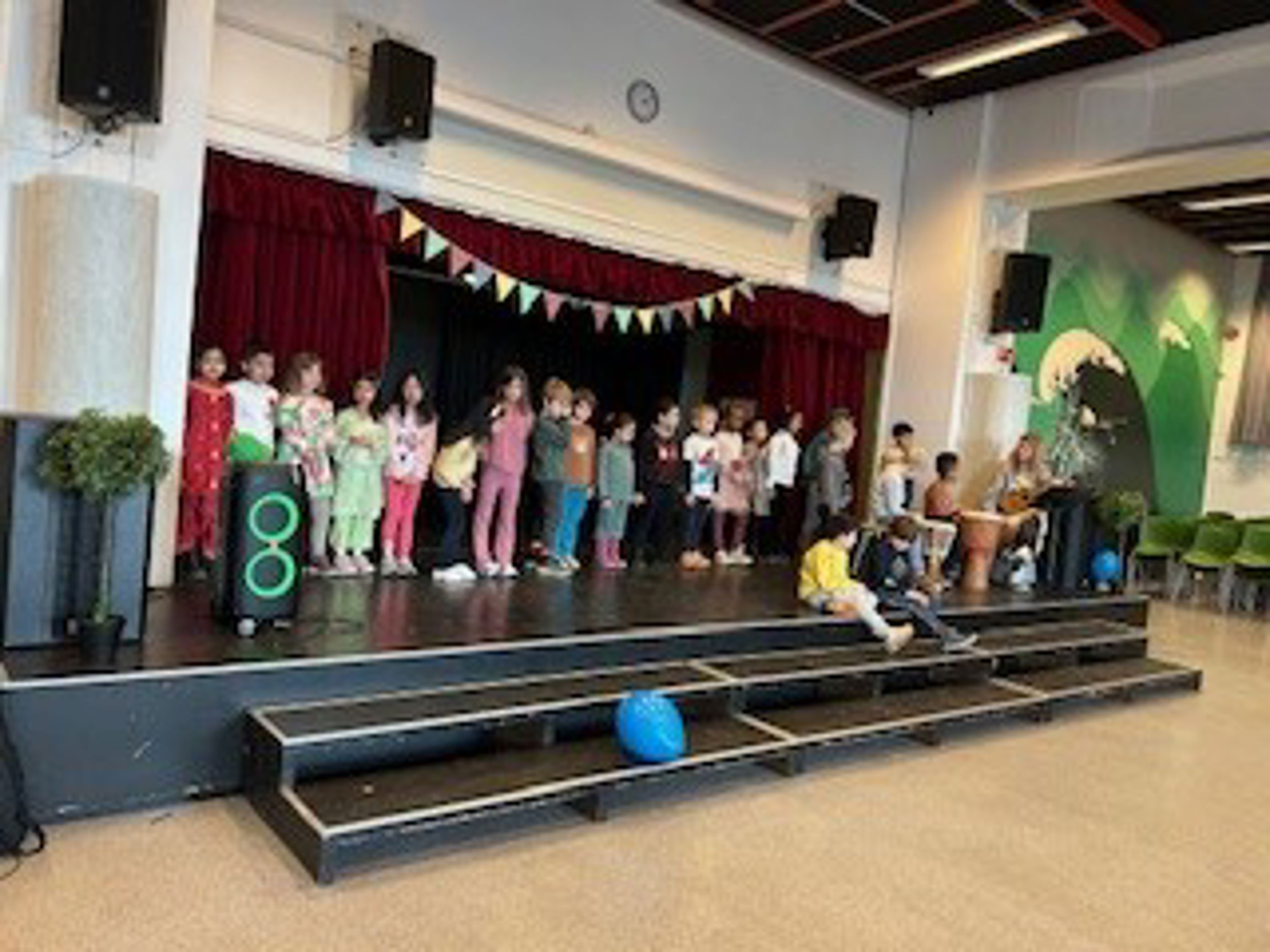 En gruppe mennesker på en scene