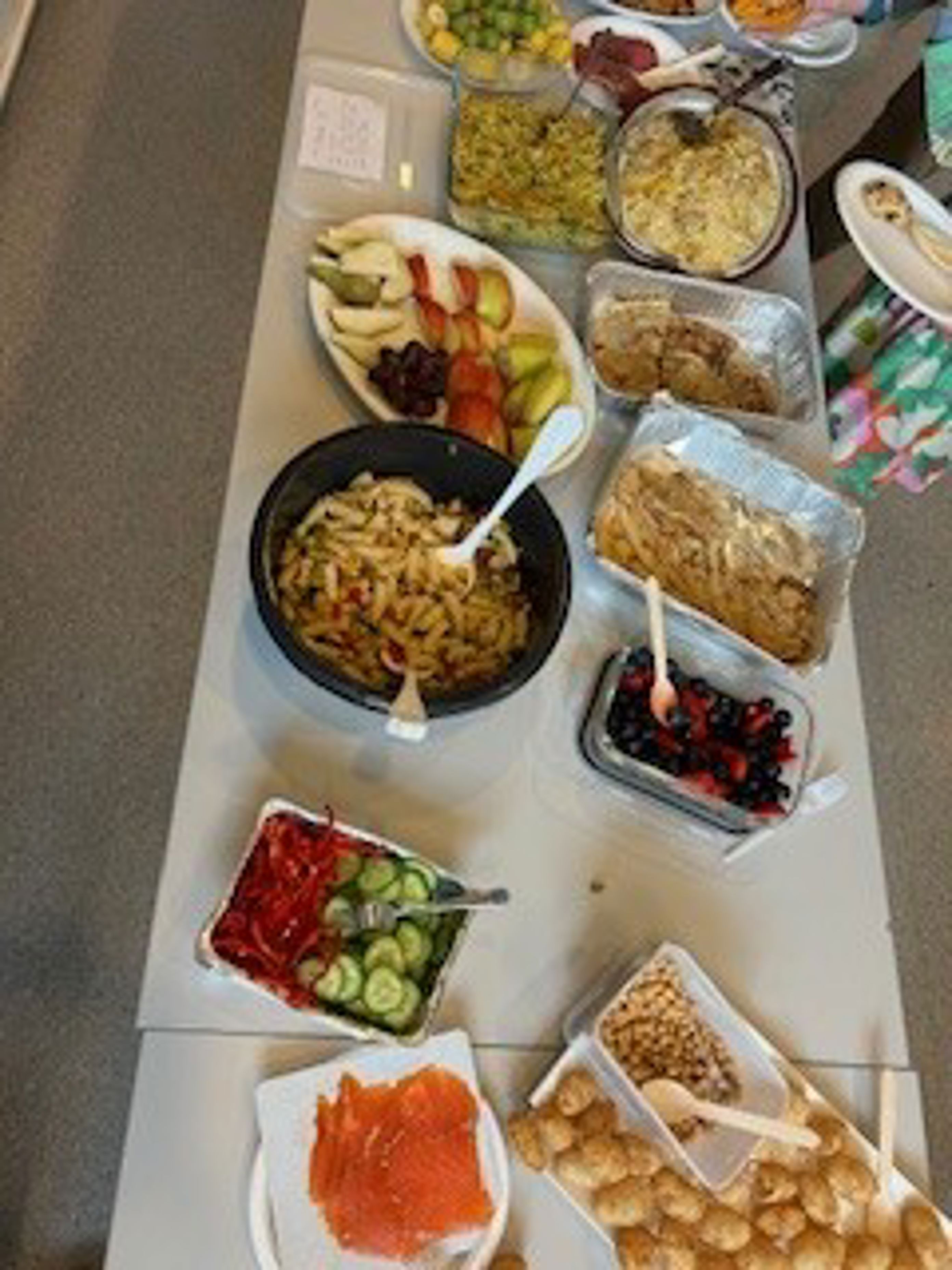 Et bord fullt av mat