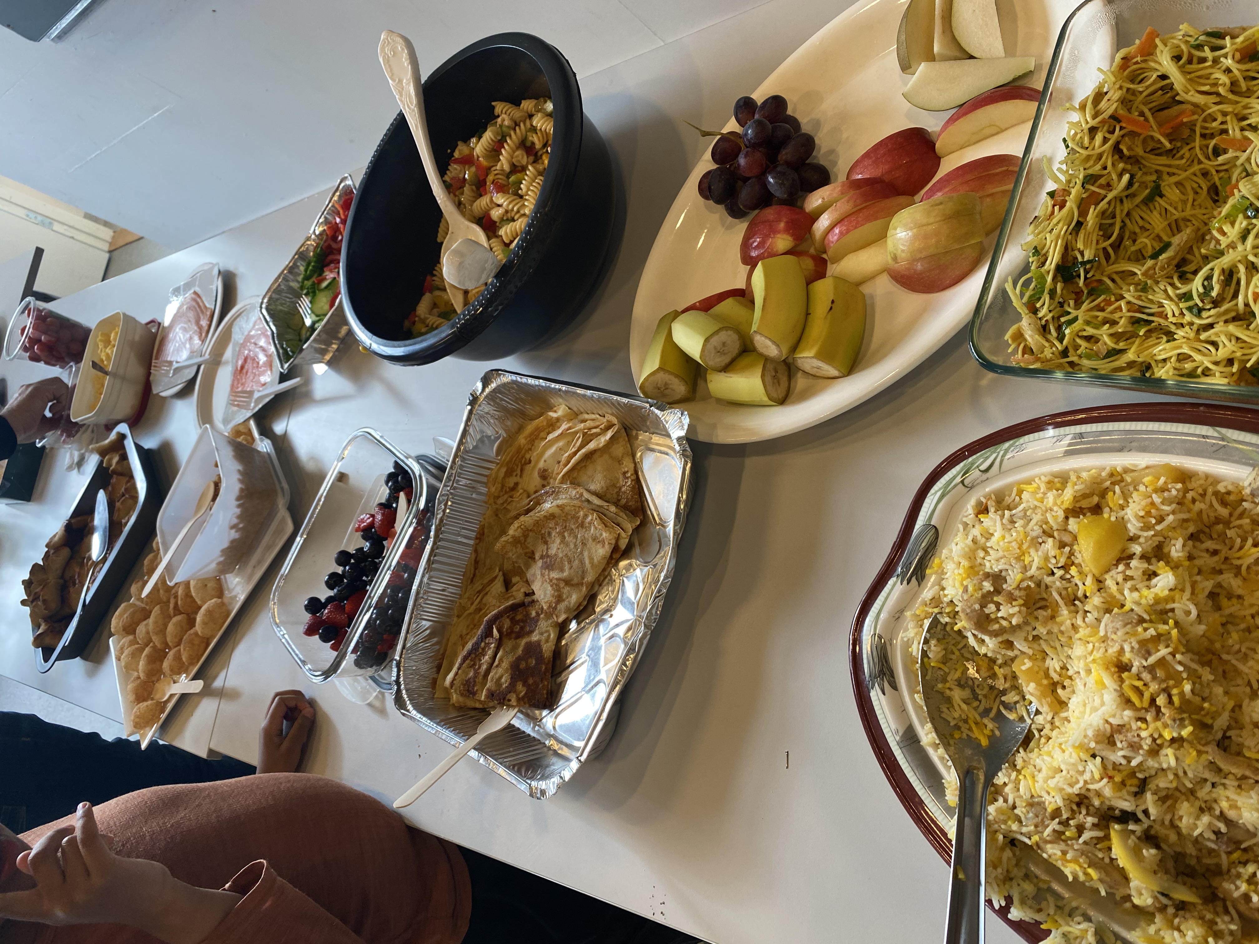 Et bord er fylt med mat