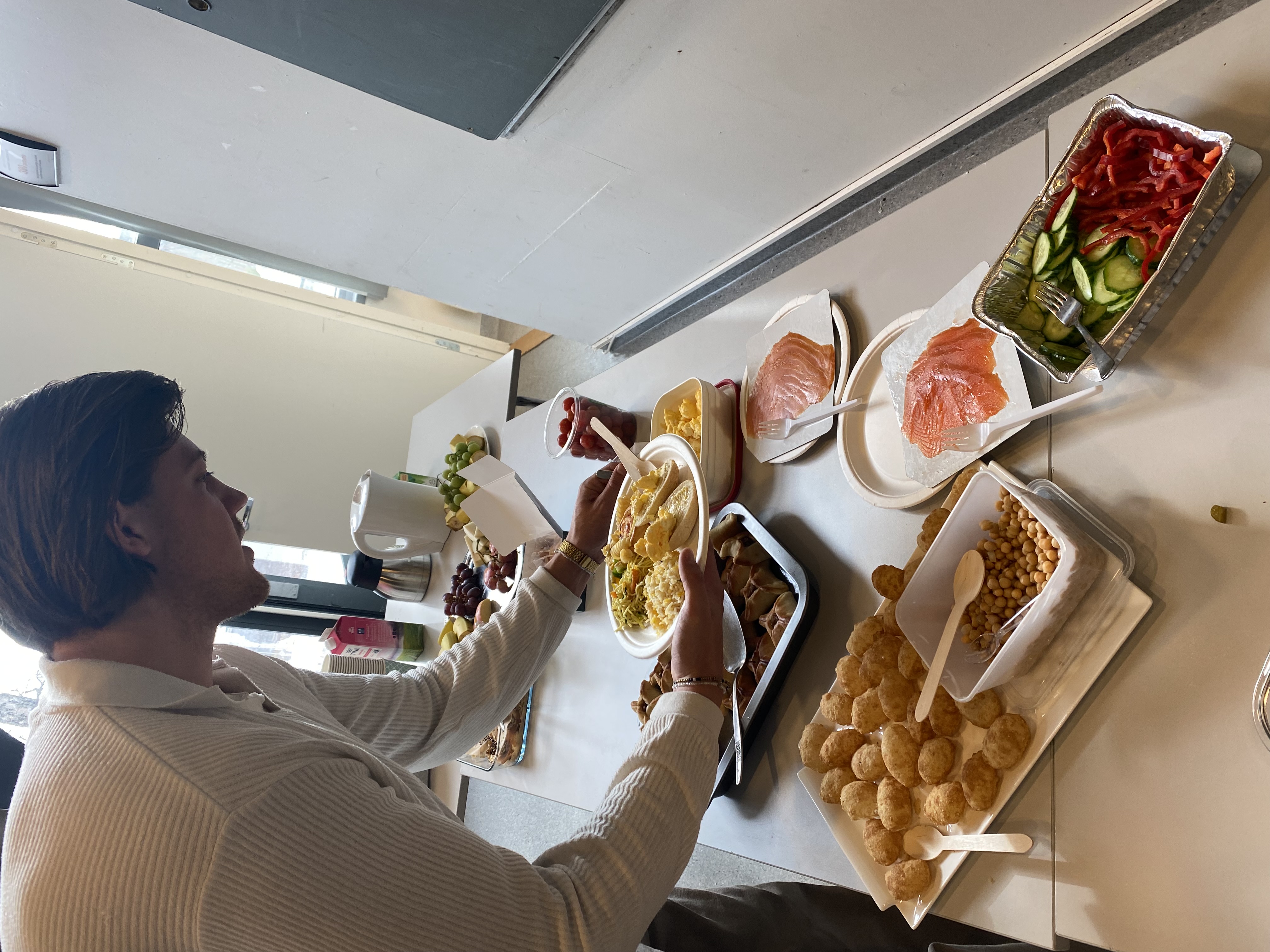 en person som tilbereder mat på et bord