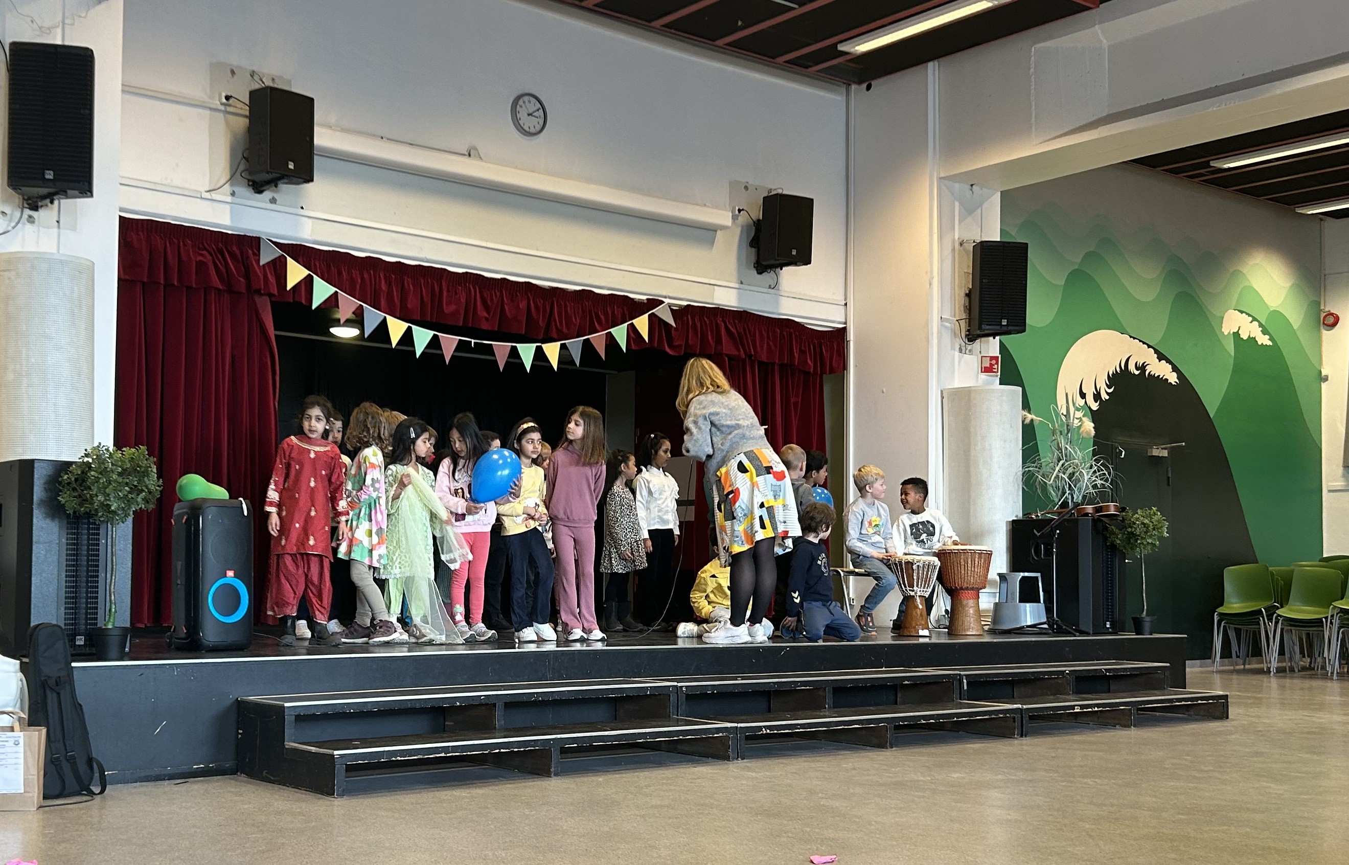 En gruppe mennesker på en scene