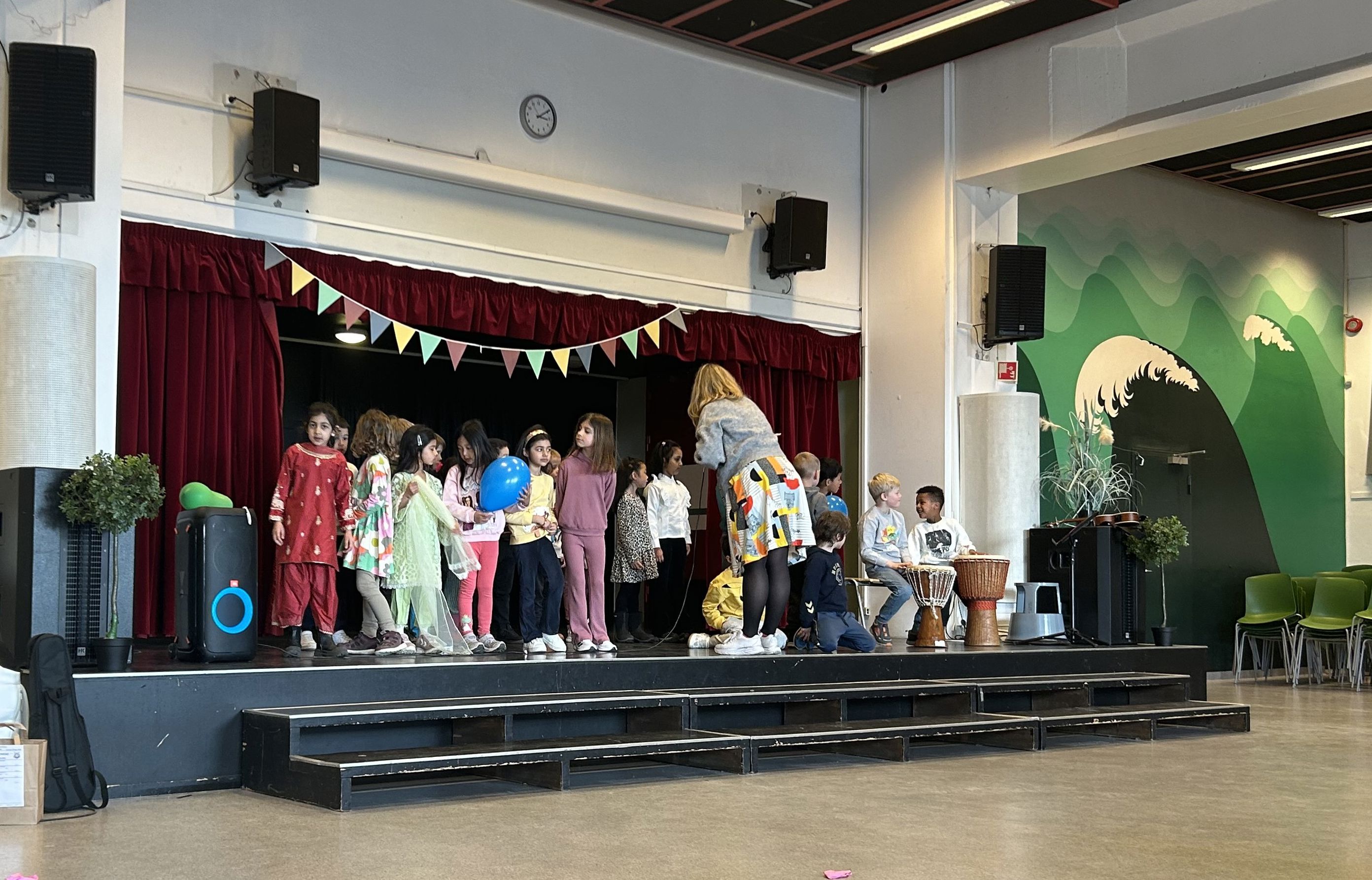 En gruppe mennesker på en scene