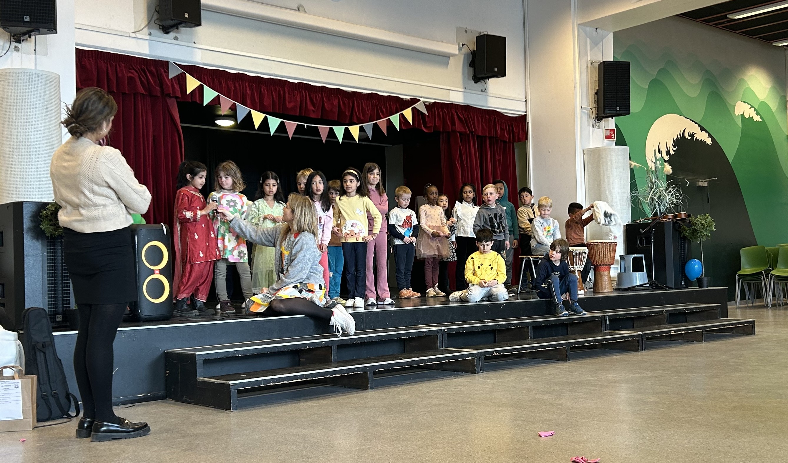 En gruppe barn på en scene