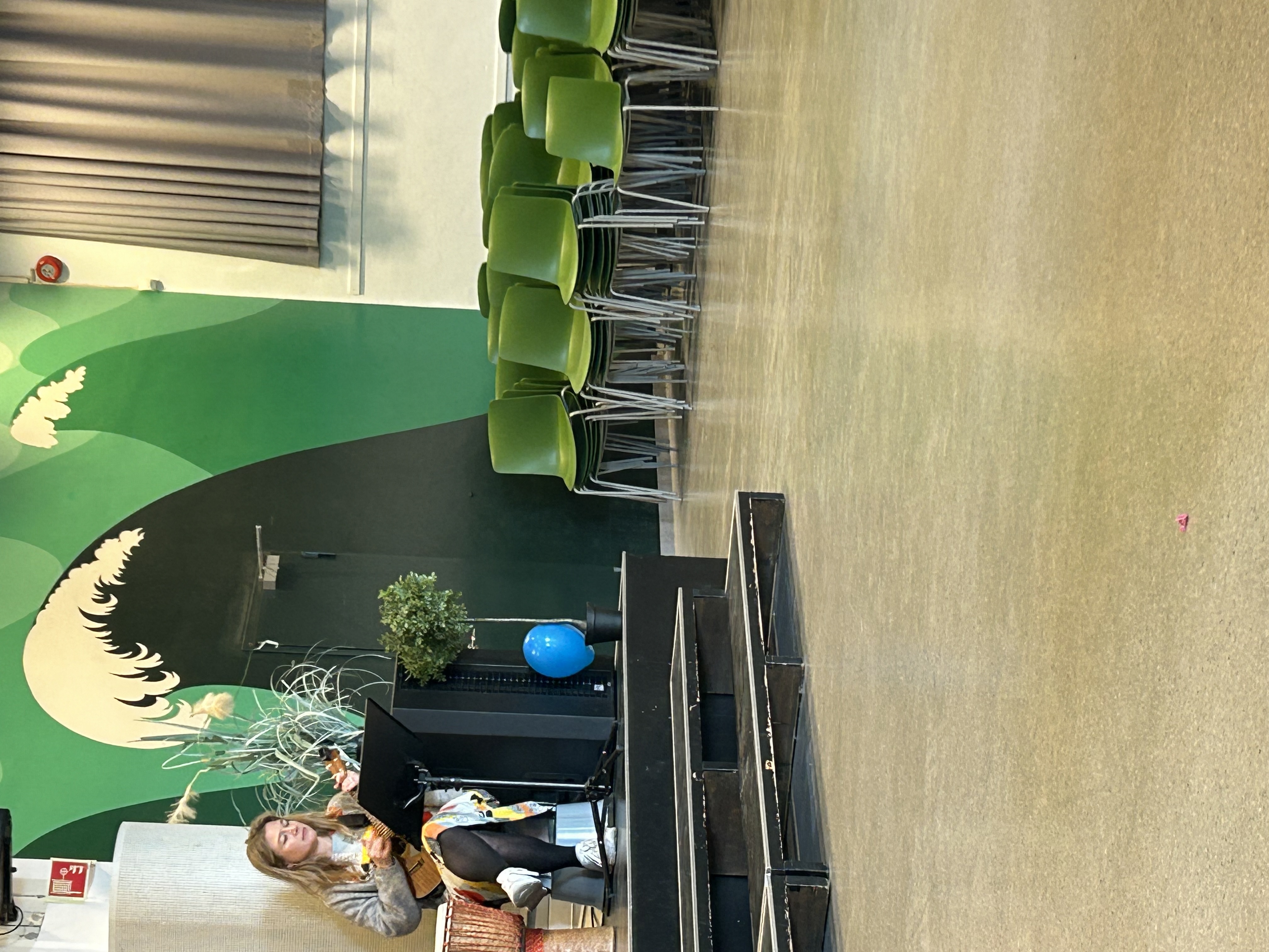 en person som sitter ved et skrivebord