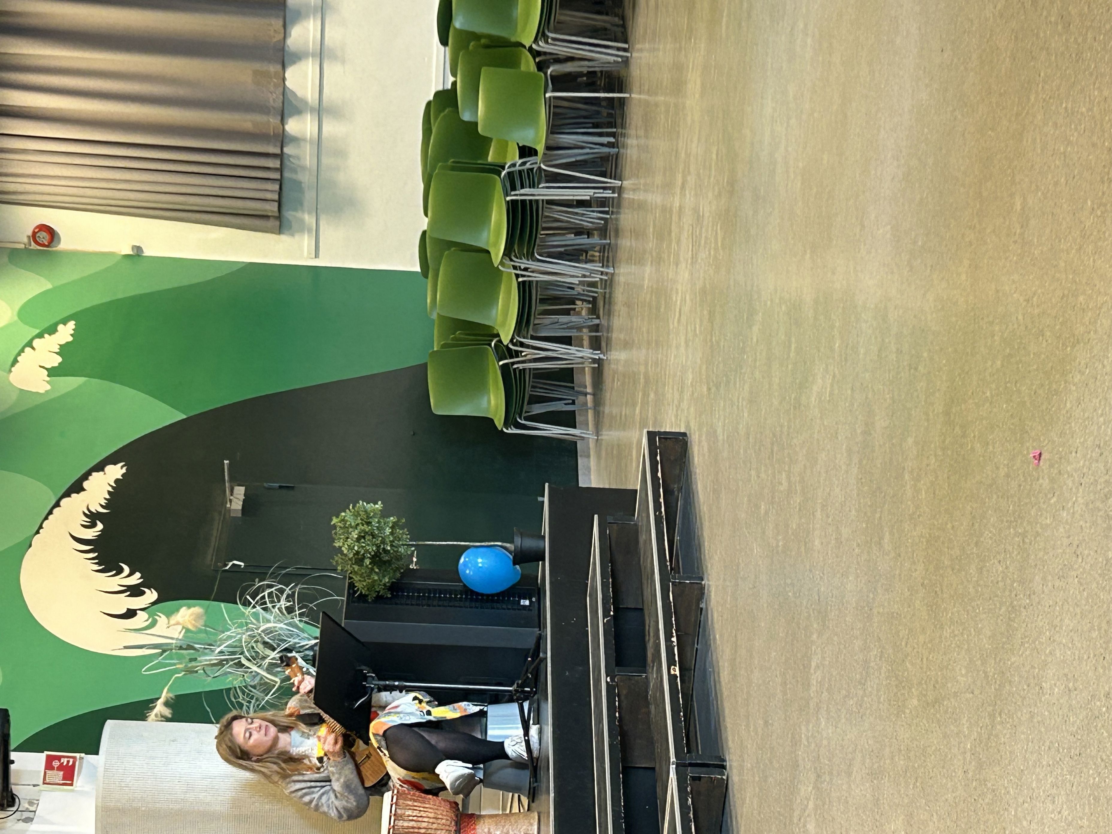 en person som sitter ved et skrivebord