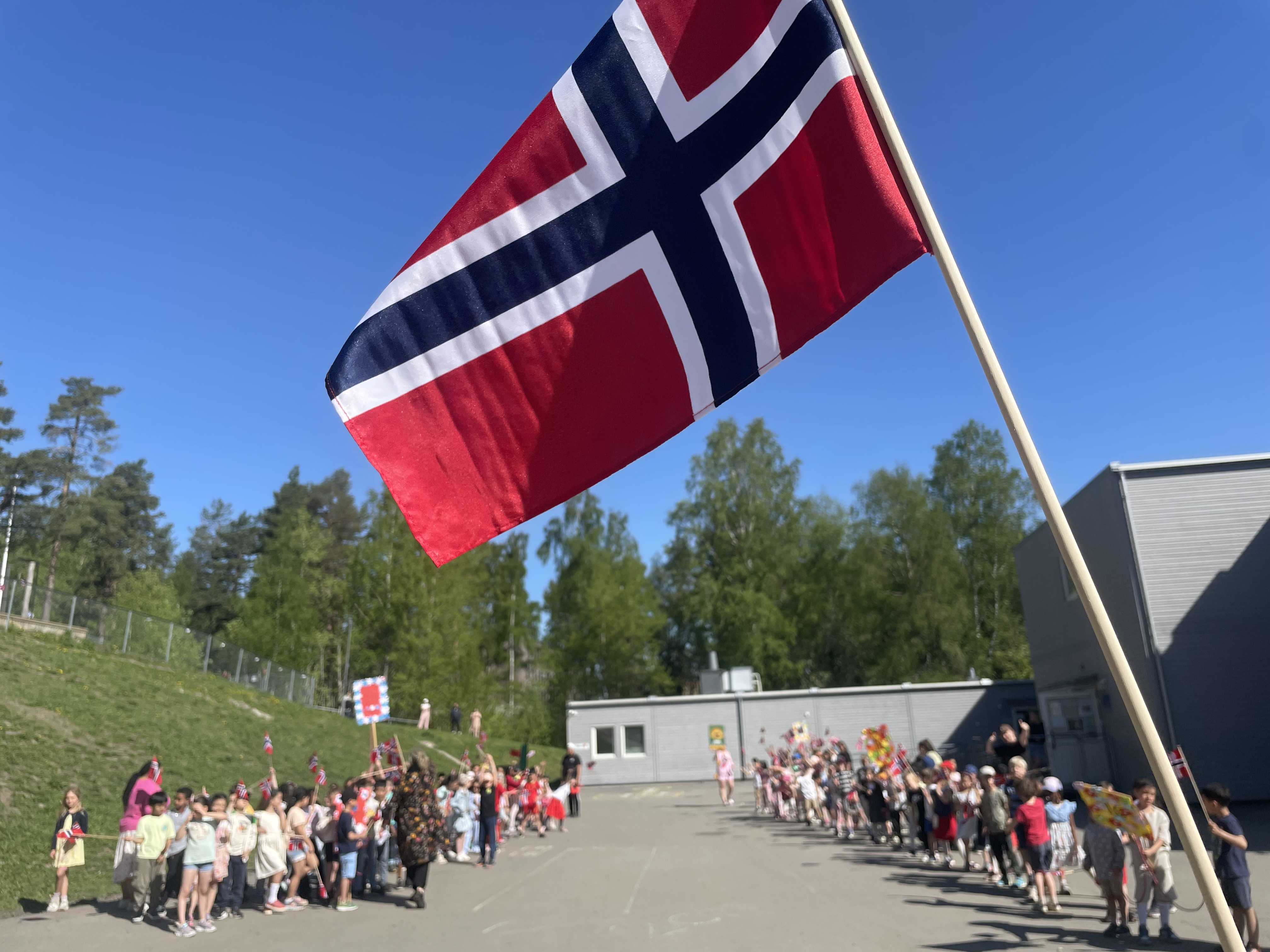 En gruppe mennesker som marsjerer med et flagg