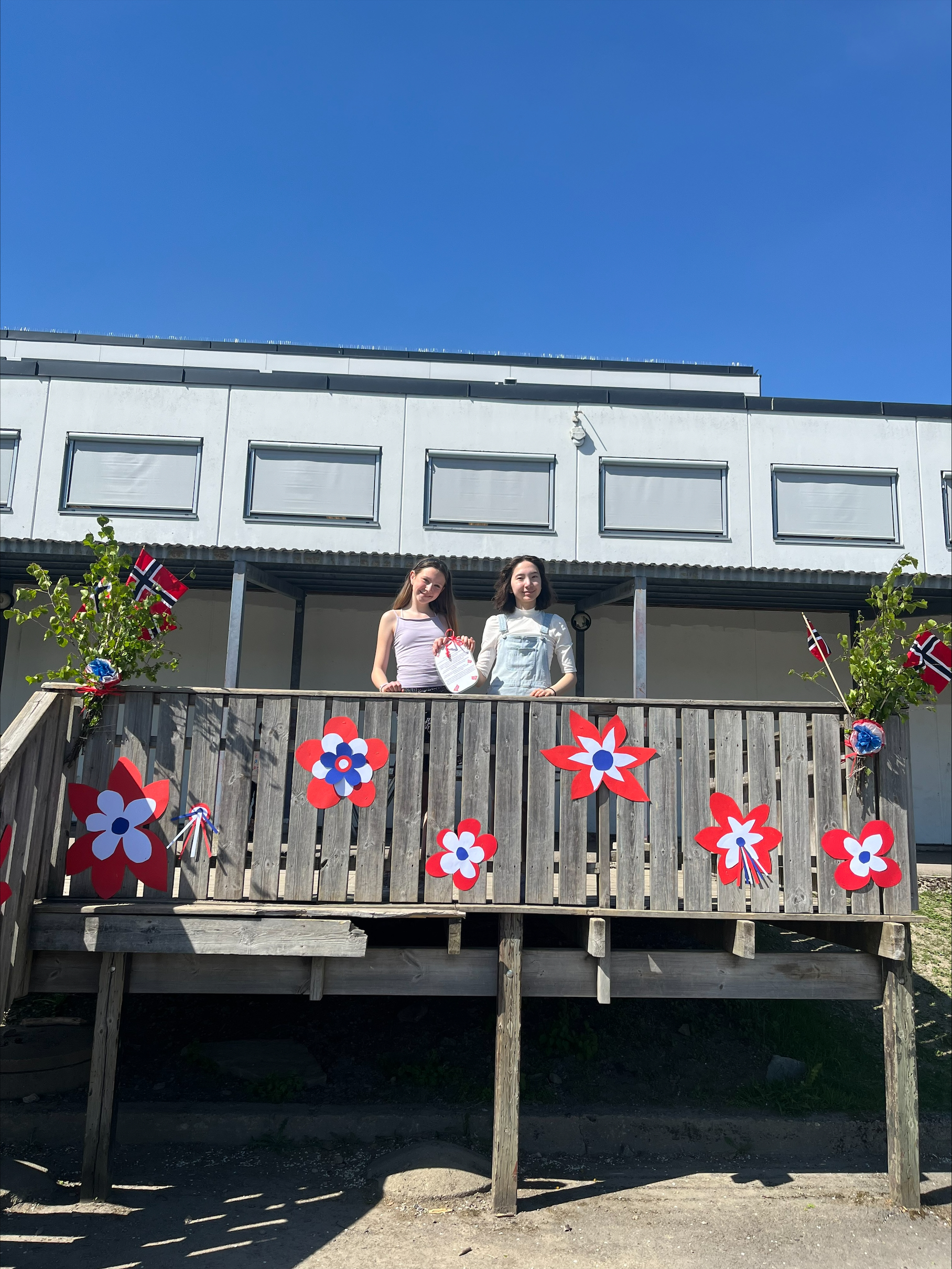 To personr som står på et tregjerde