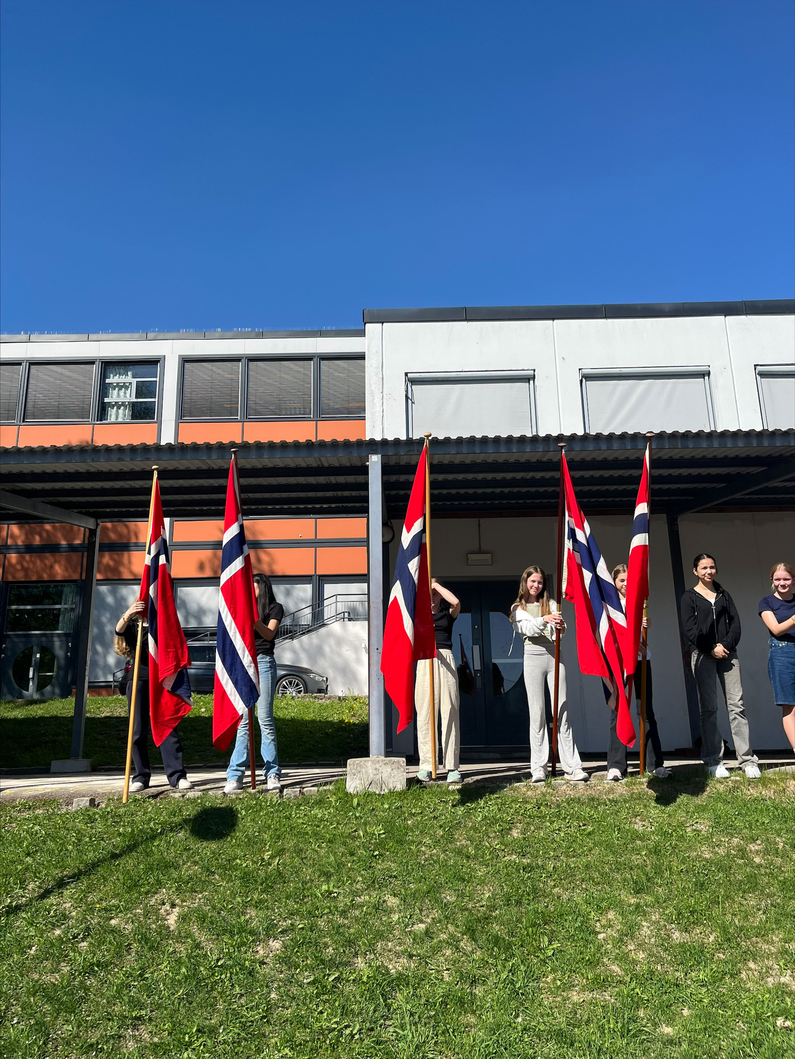 En gruppe mennesker som holder flagg