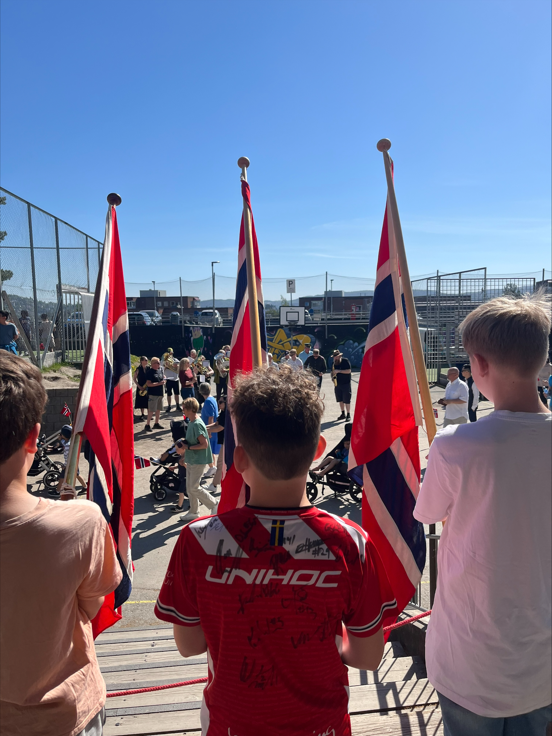 En gruppe mennesker som holder flagg