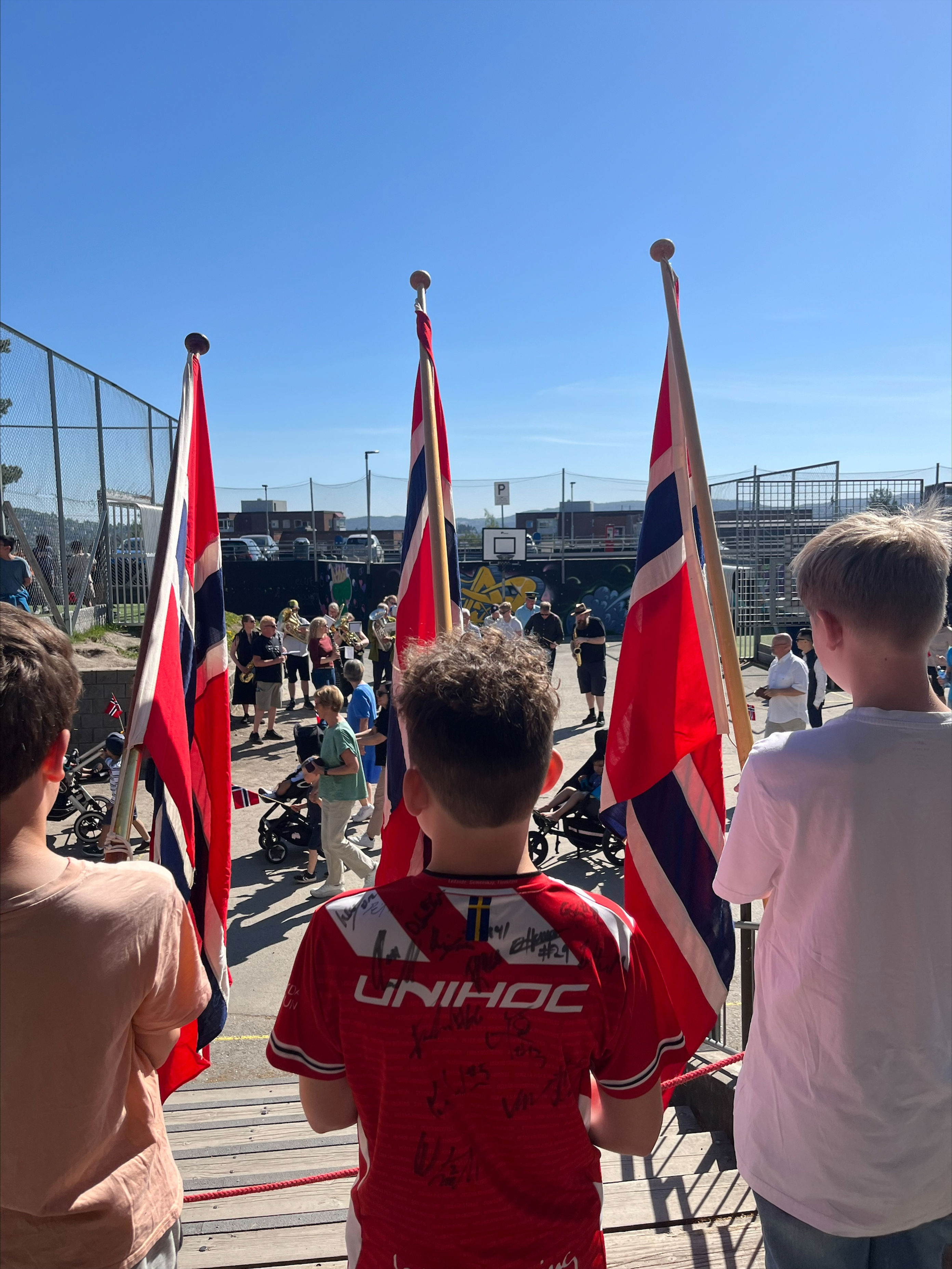 En gruppe mennesker som holder flagg