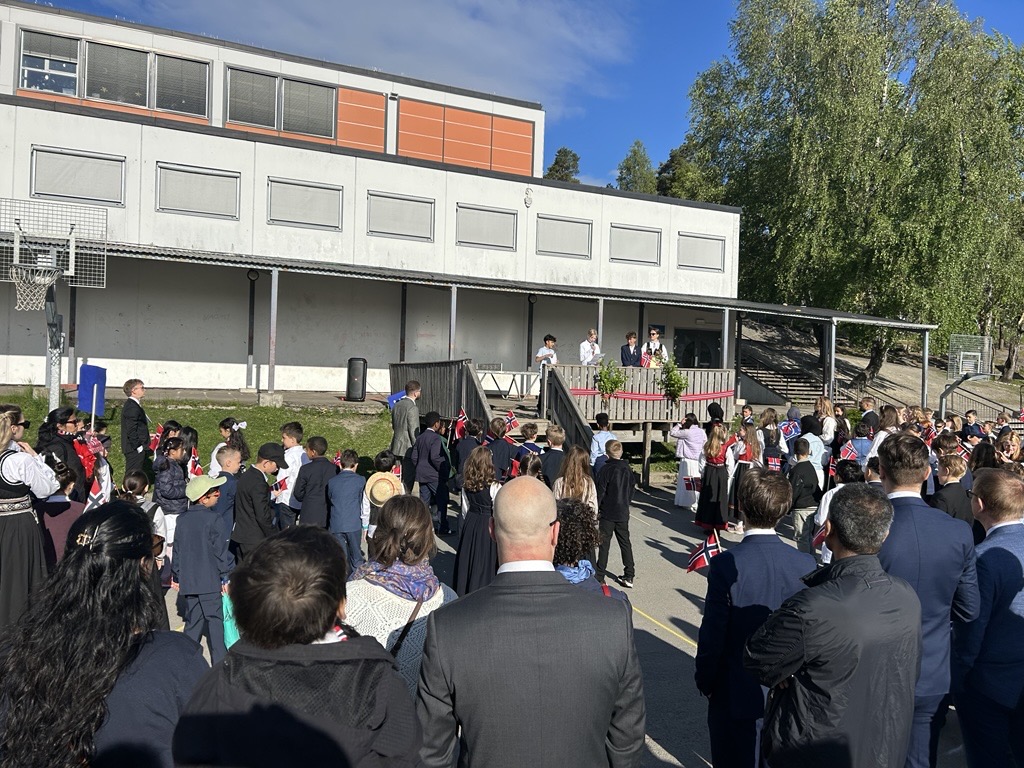 en gruppe mennesker utenfor