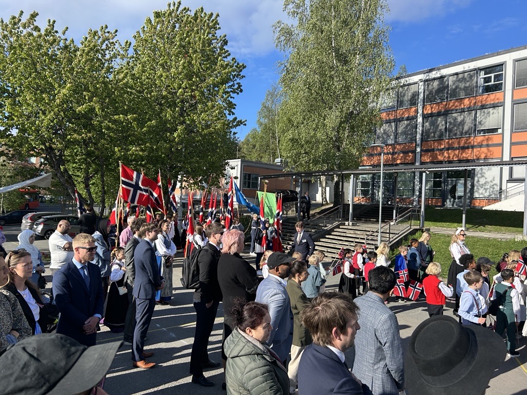 en gruppe mennesker utenfor