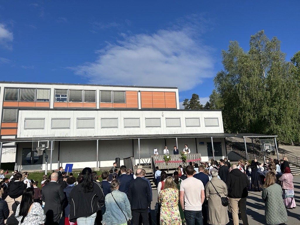 en gruppe mennesker utenfor en bygning