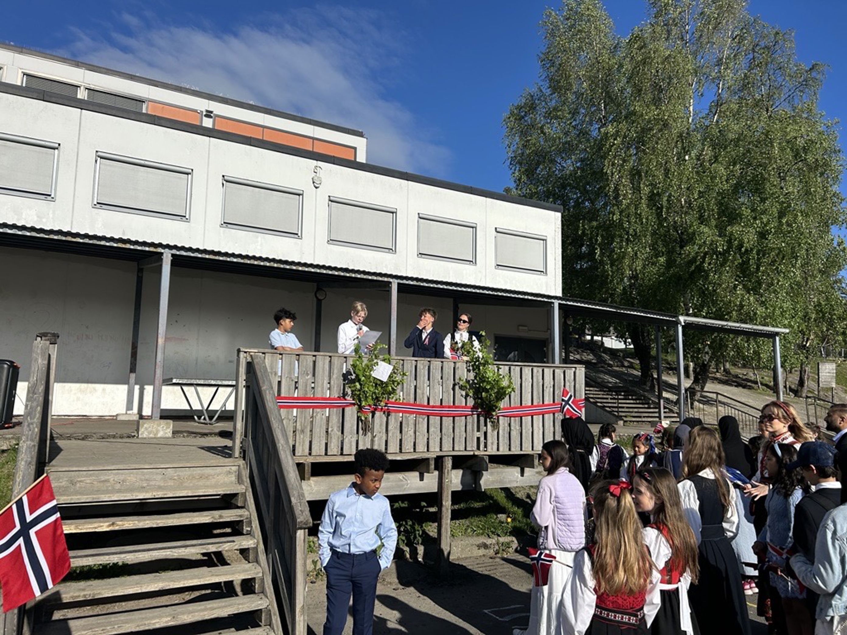 en gruppe mennesker som står utenfor