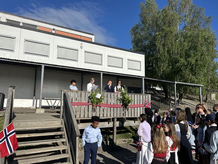 en gruppe mennesker som står utenfor en gruppe mennesker som står utenfor