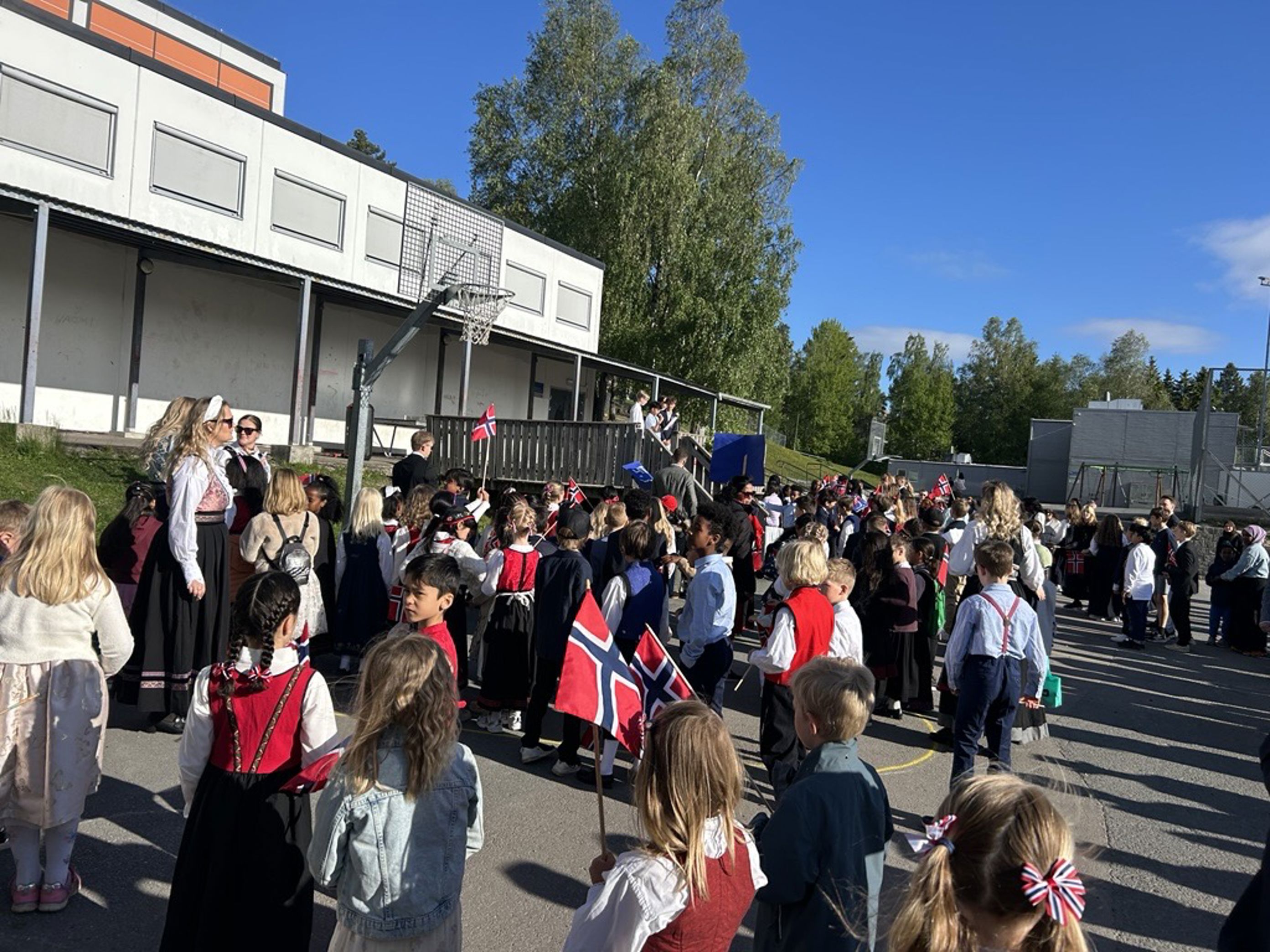 en gruppe mennesker utenfor