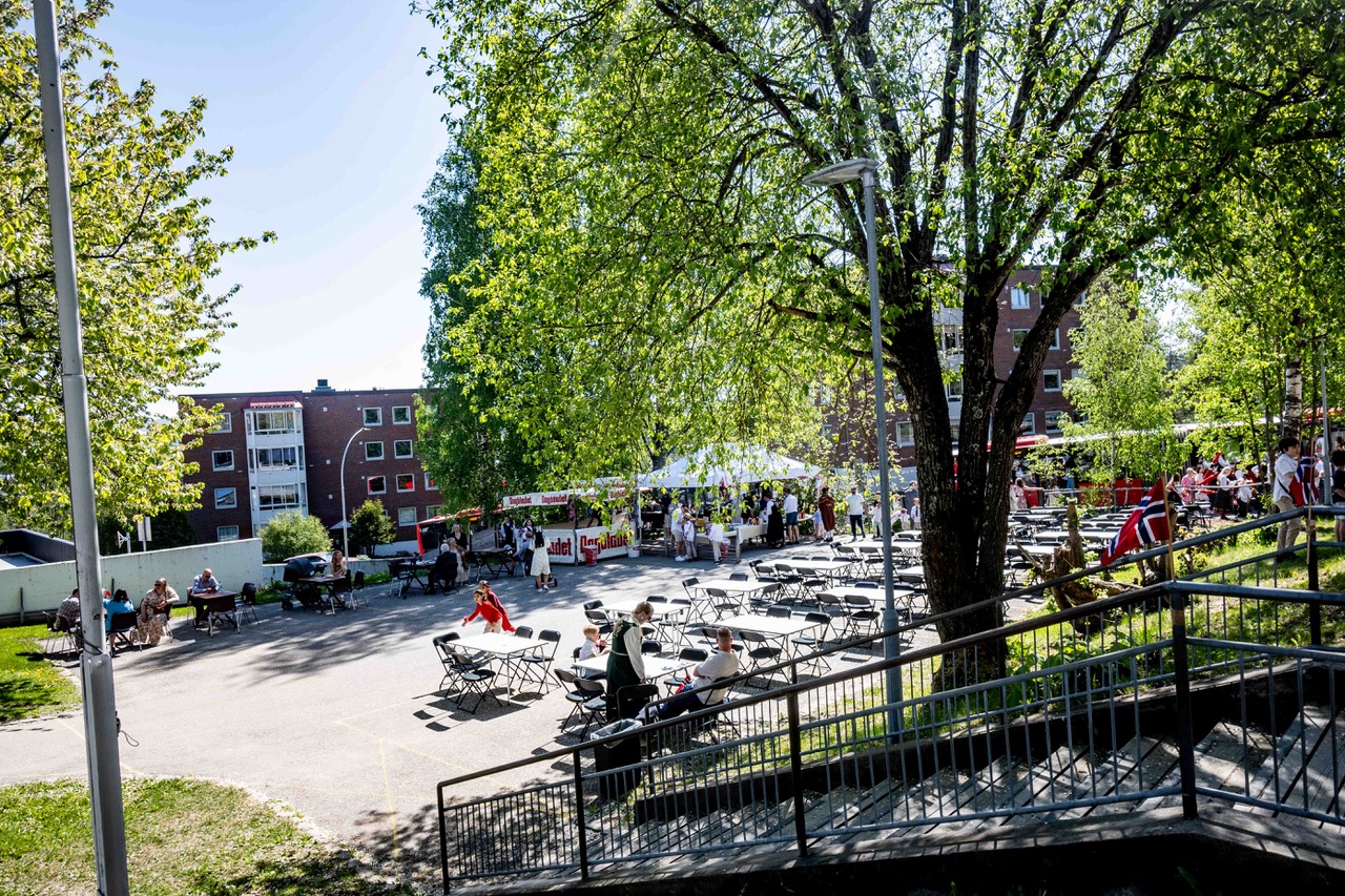 En gruppe mennesker som sitter på en benk i en park