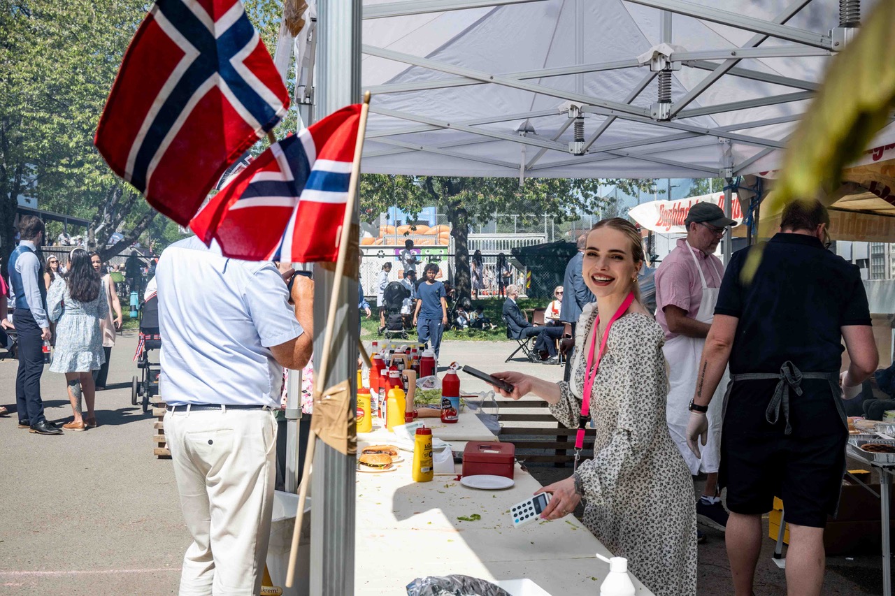 en person som står ved siden av et bord med mat og drikke