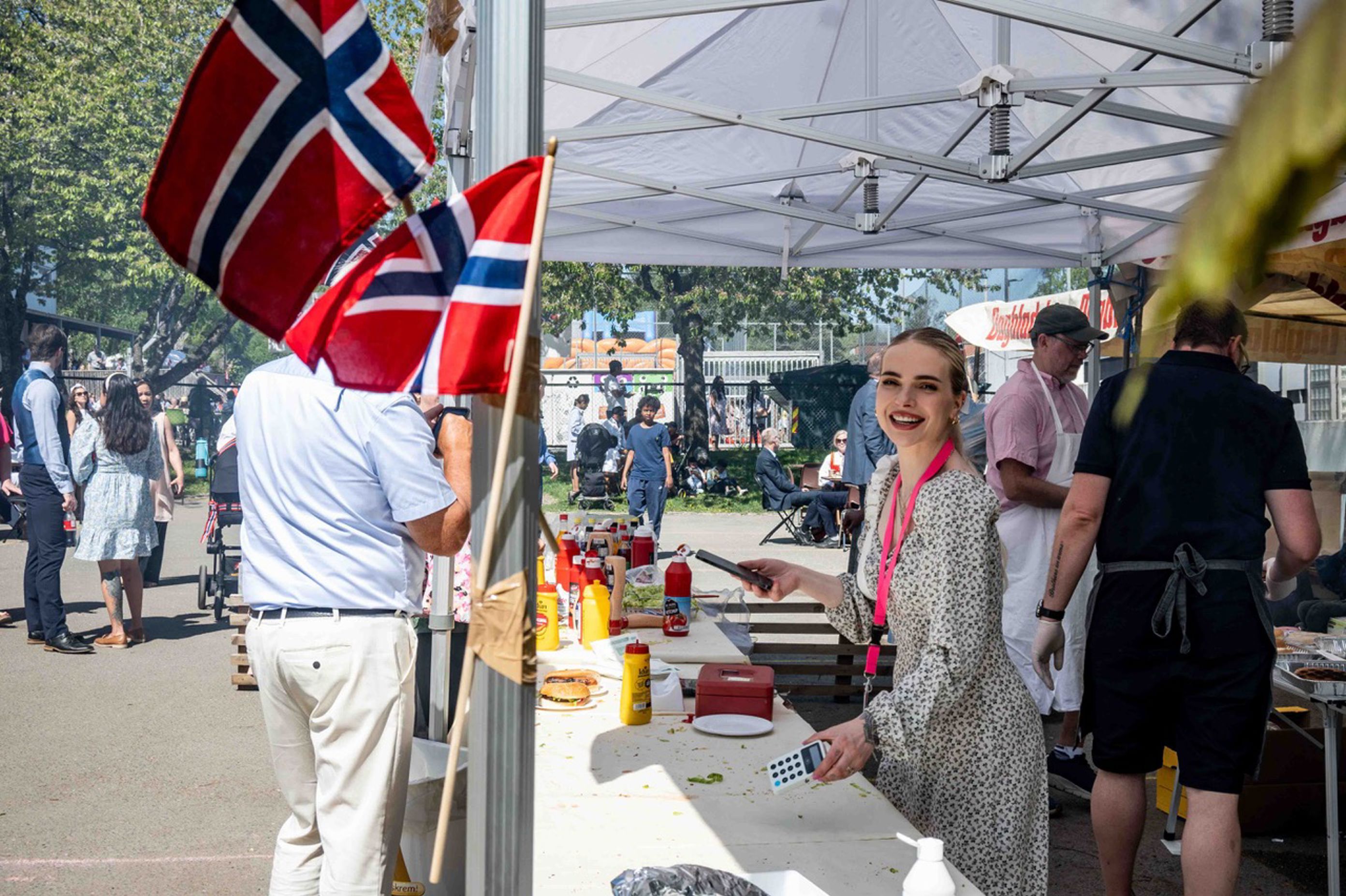 en person som står ved siden av et bord med mat og drikke