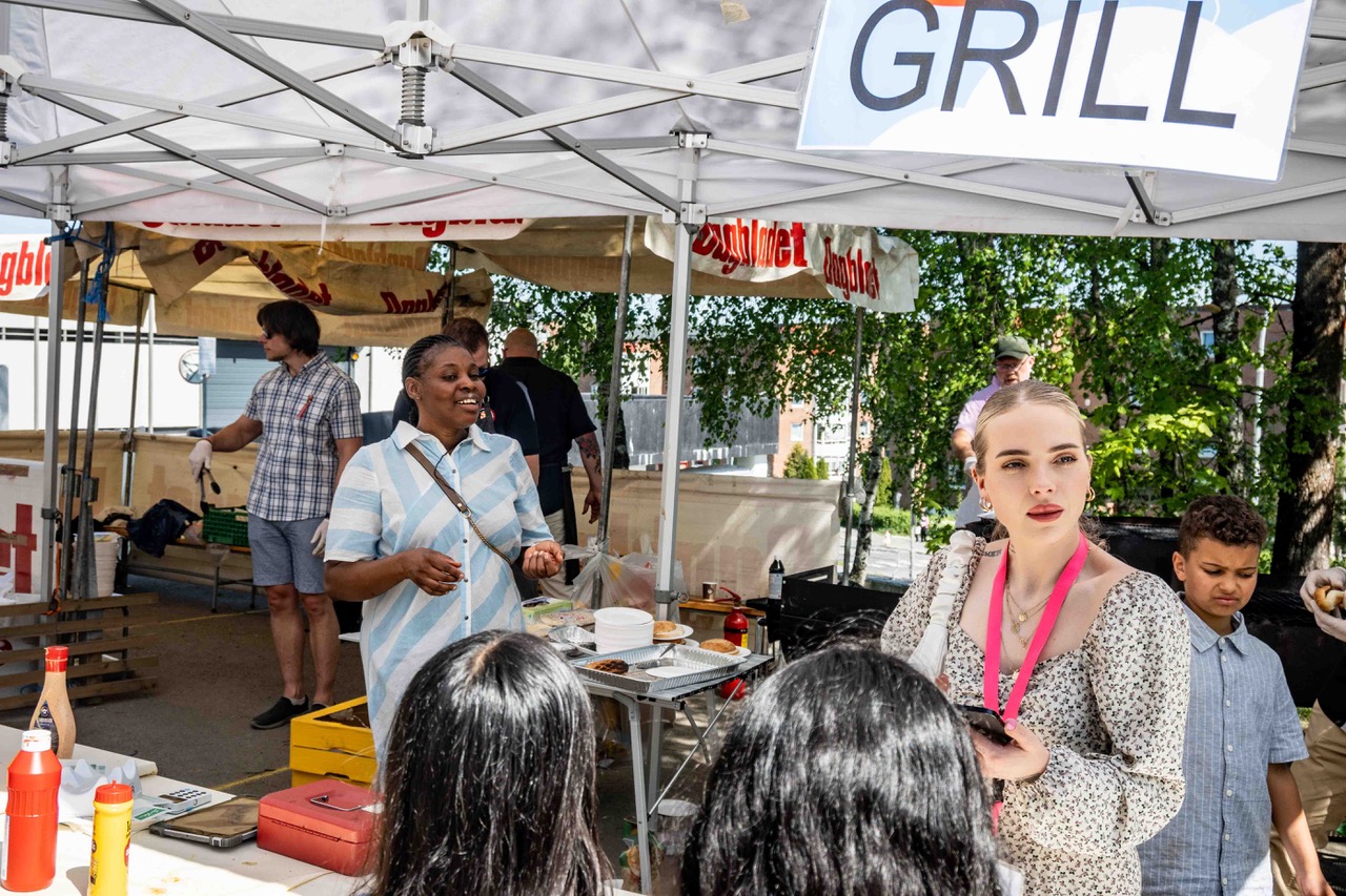 En gruppe mennesker på et utendørs arrangement