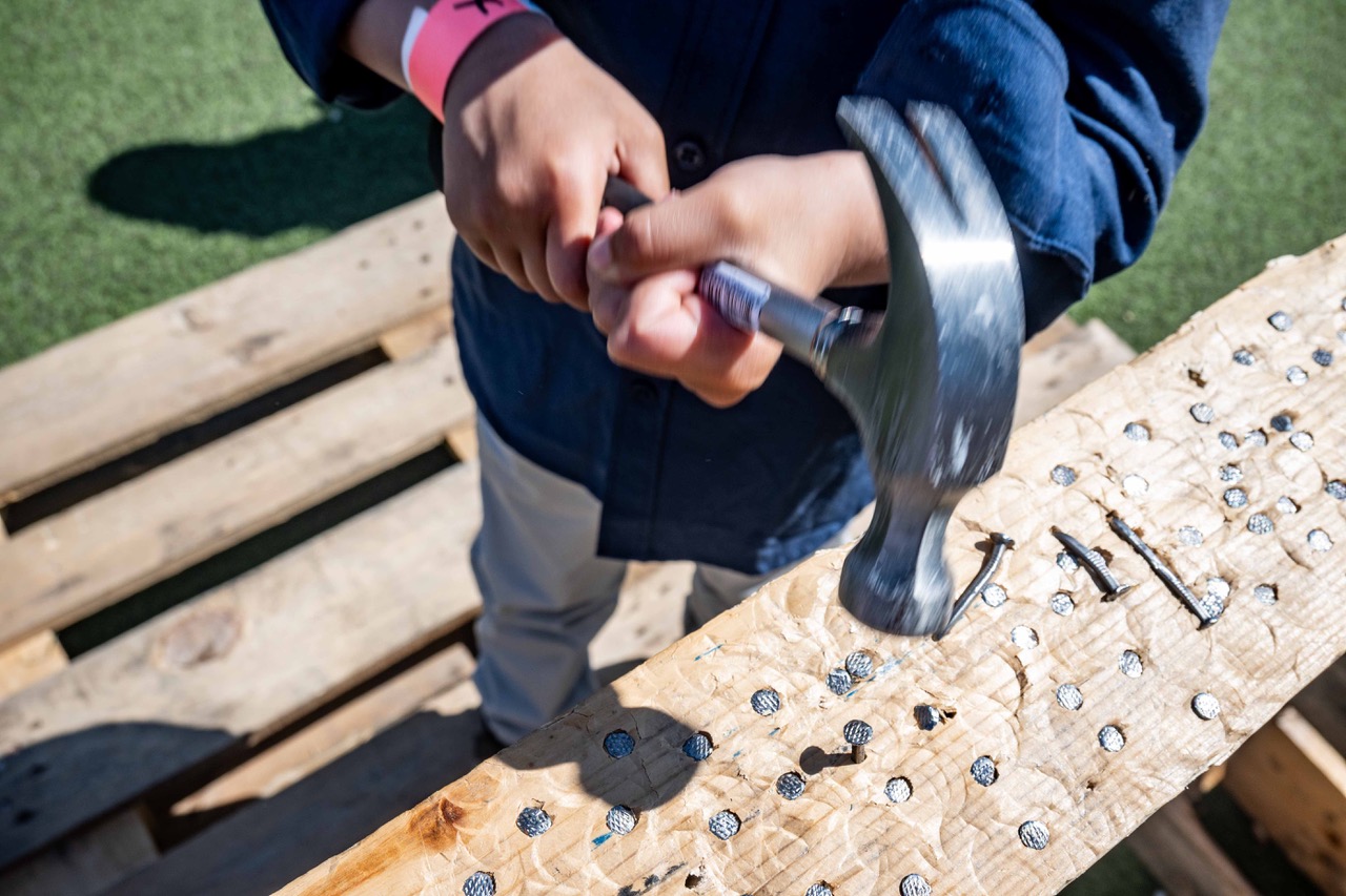 en person som bruker et verktøy for å kutte tre