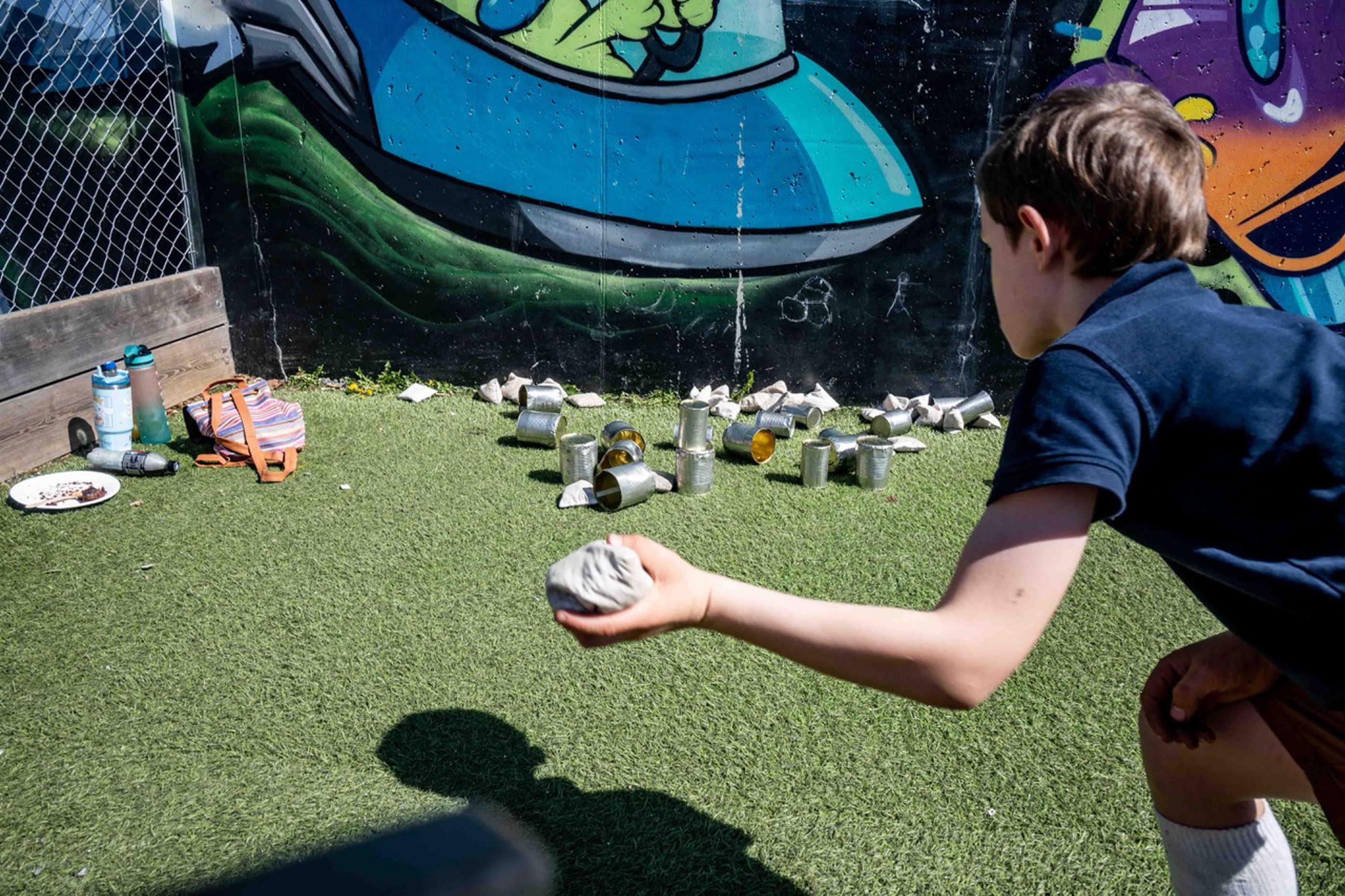 et barn som leker med et leketøy