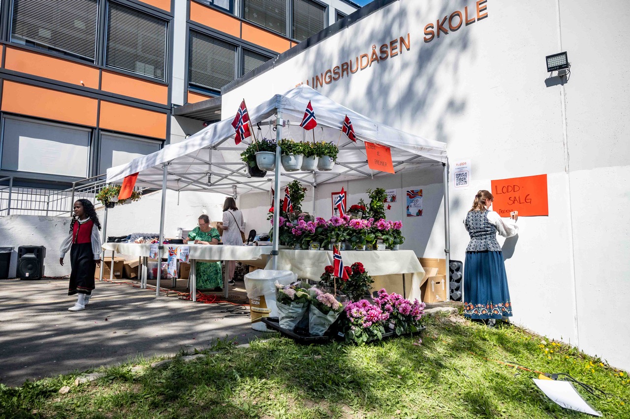 en person som står ved siden av et blomsterstativ