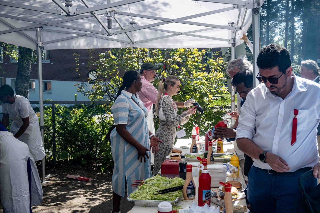 En gruppe mennesker ved et bord