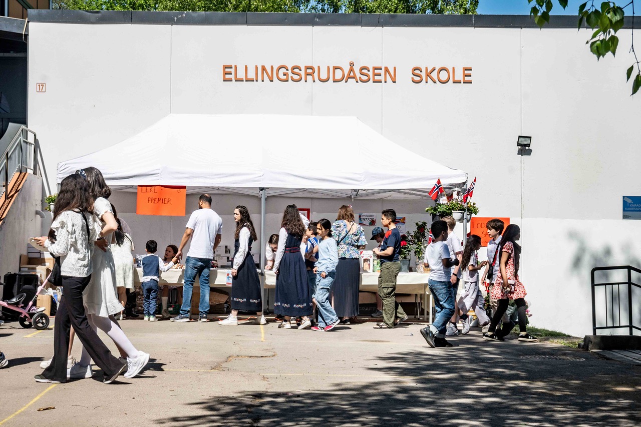 en gruppe mennesker som står utenfor en bygning