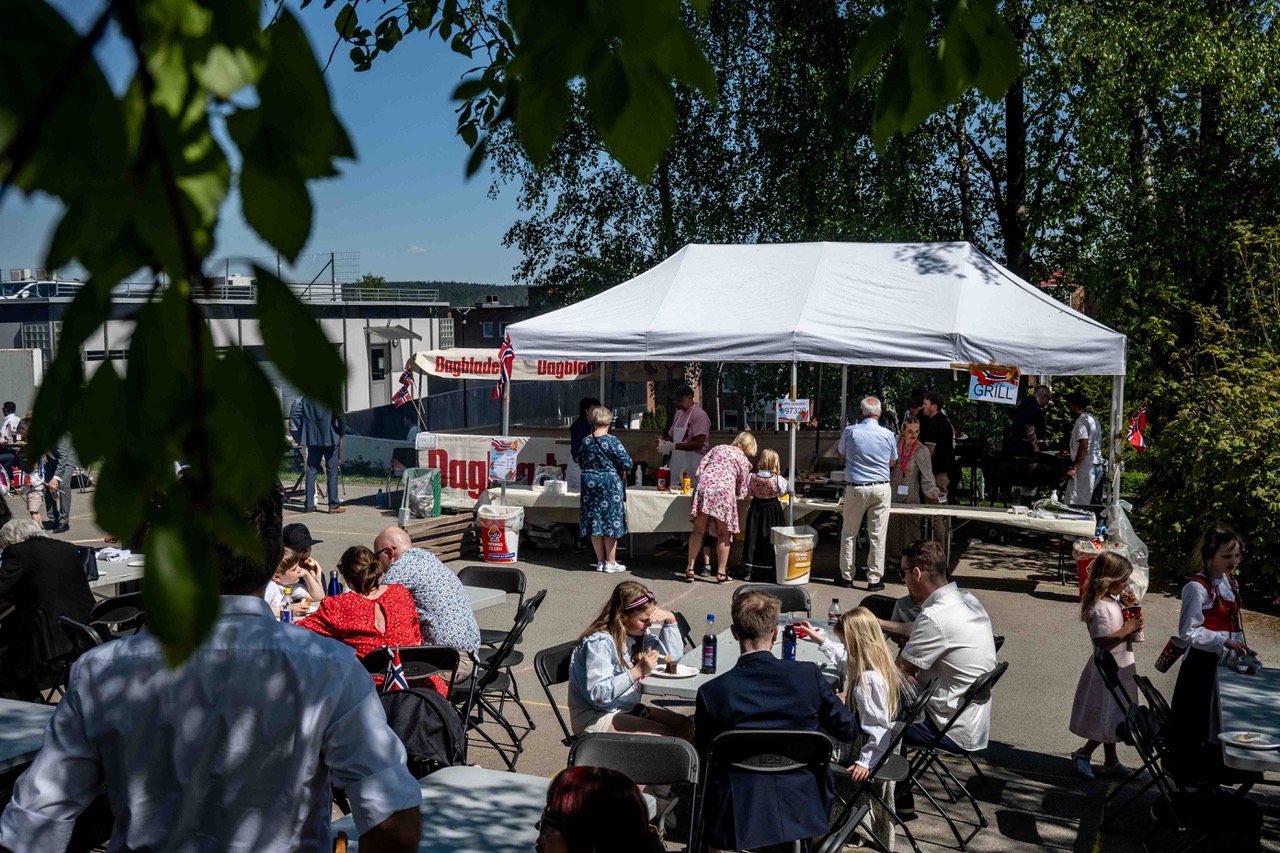 en gruppe mennesker som sitter utenfor