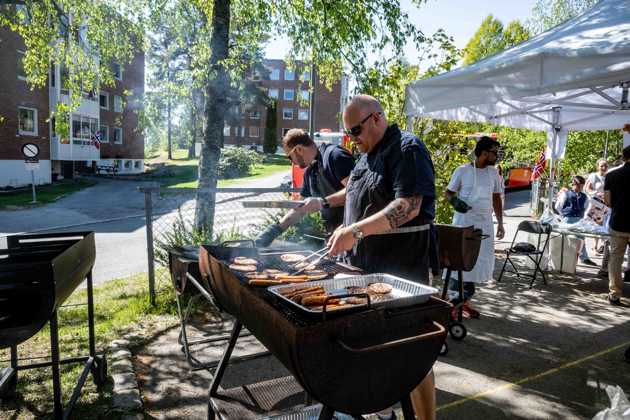 en person som lager mat på en grill