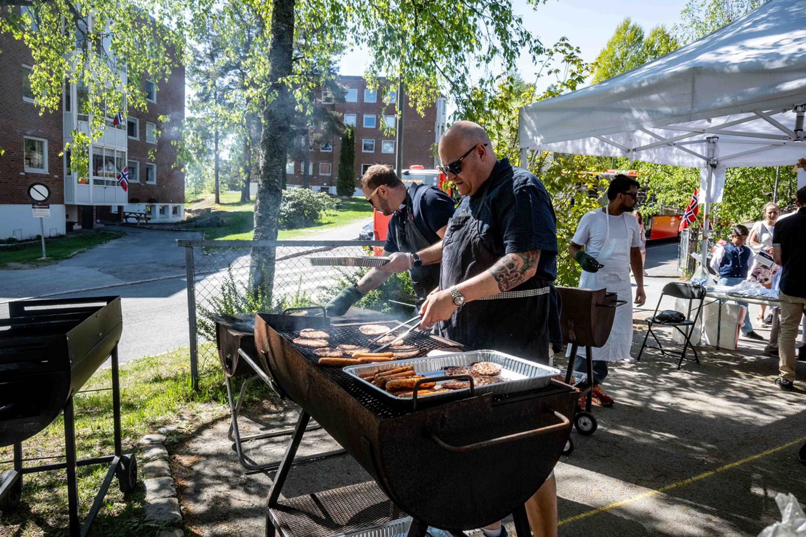 en person som lager mat på en grill