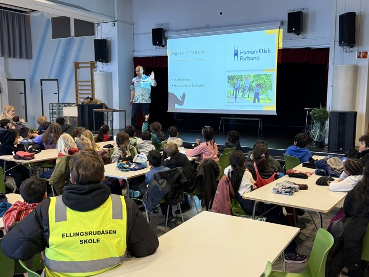 en person som holder en presentasjon for en gruppe mennesker