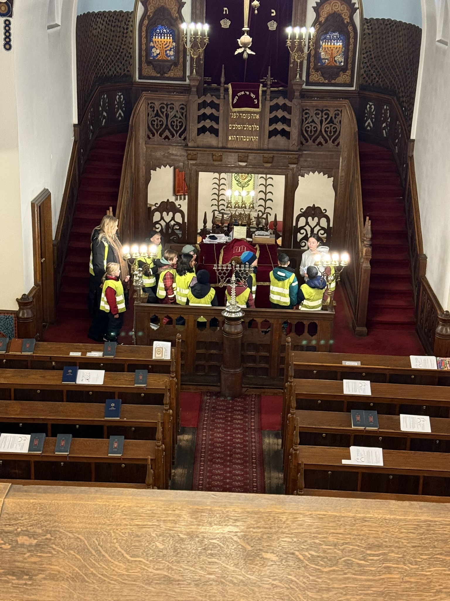 En kirke med en gruppe dukker