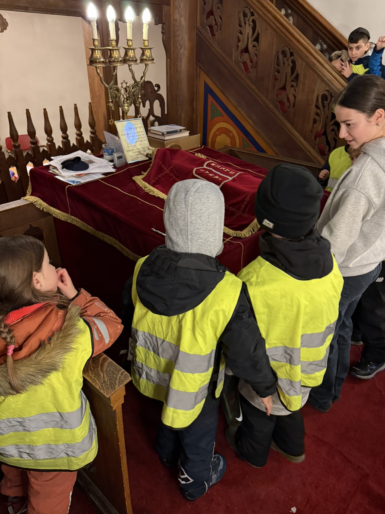 En gruppe barn i klær