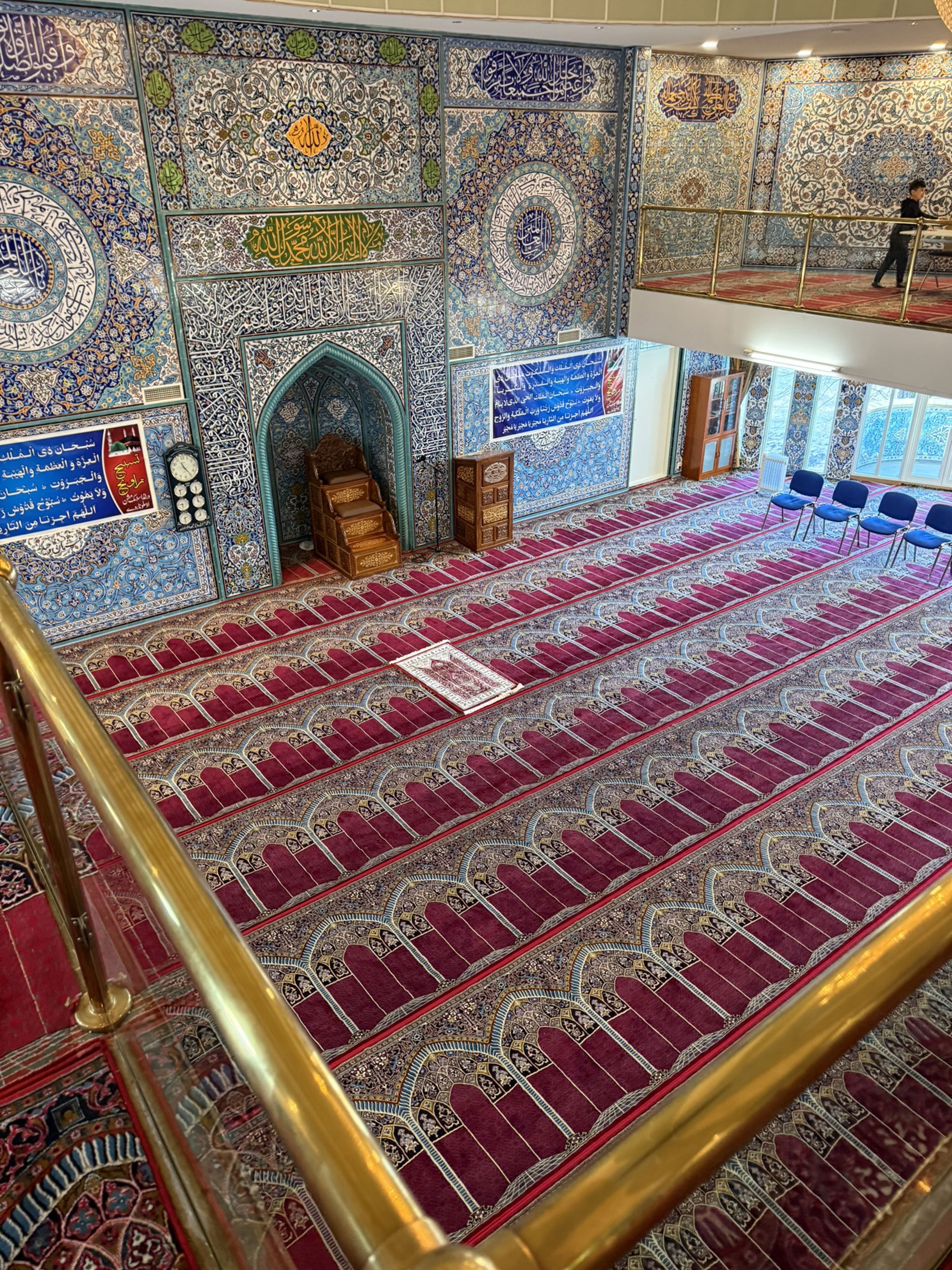 en stor rød løper i et rom