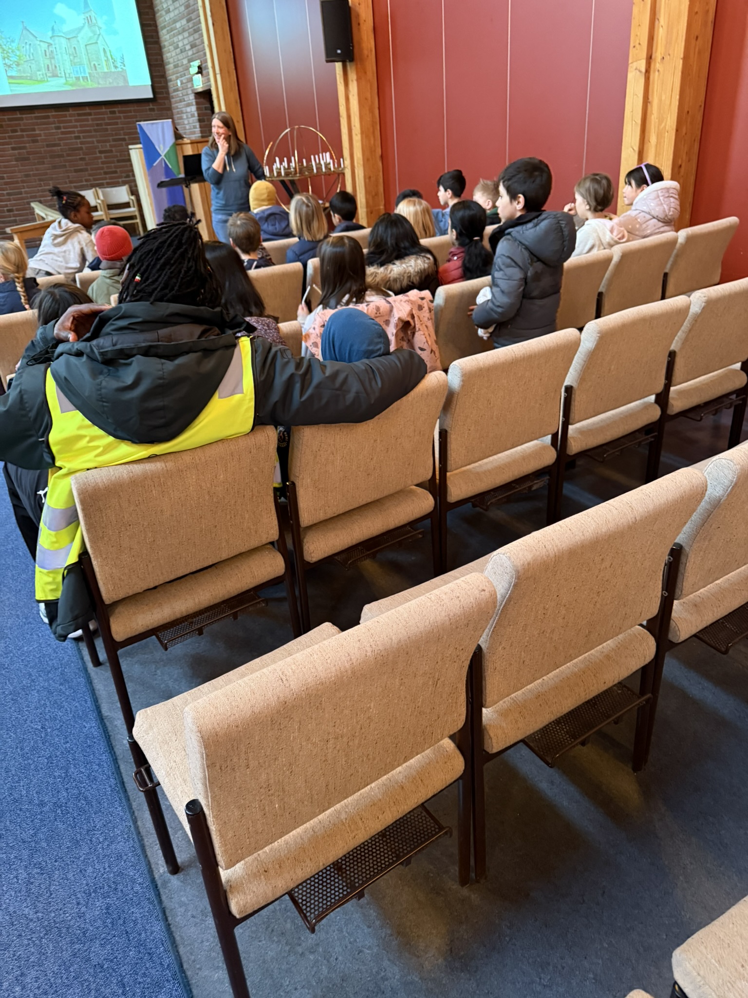 en gruppe mennesker som sitter i stoler