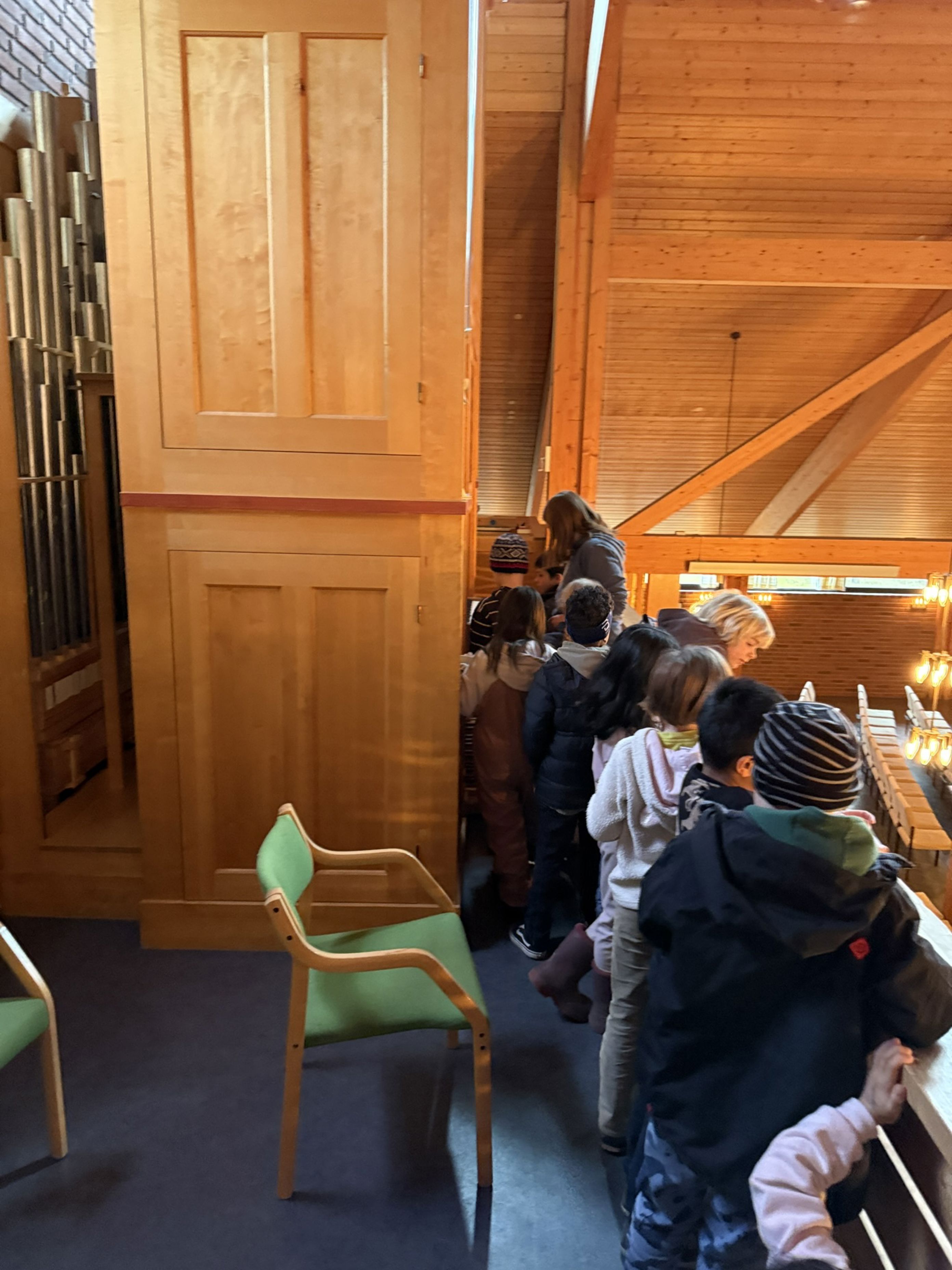 en gruppe personer i et rom