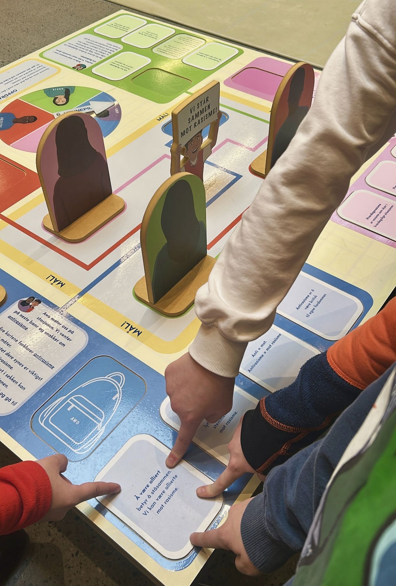 en person som tegner på et bord