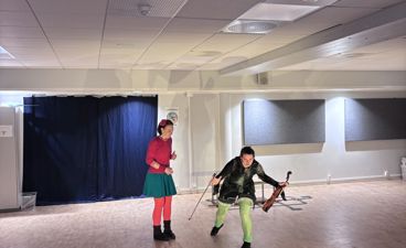 En person og en person som danser foran en folkemengde