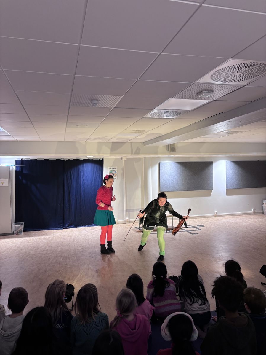 En person og en person som danser foran en folkemengde