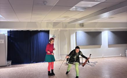 En person og en person som danser foran en folkemengde En person og en person som danser foran en folkemengde