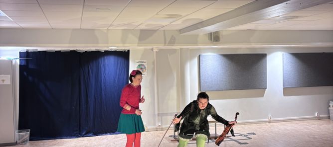 En person og en person som danser foran en folkemengde En person og en person som danser foran en folkemengde