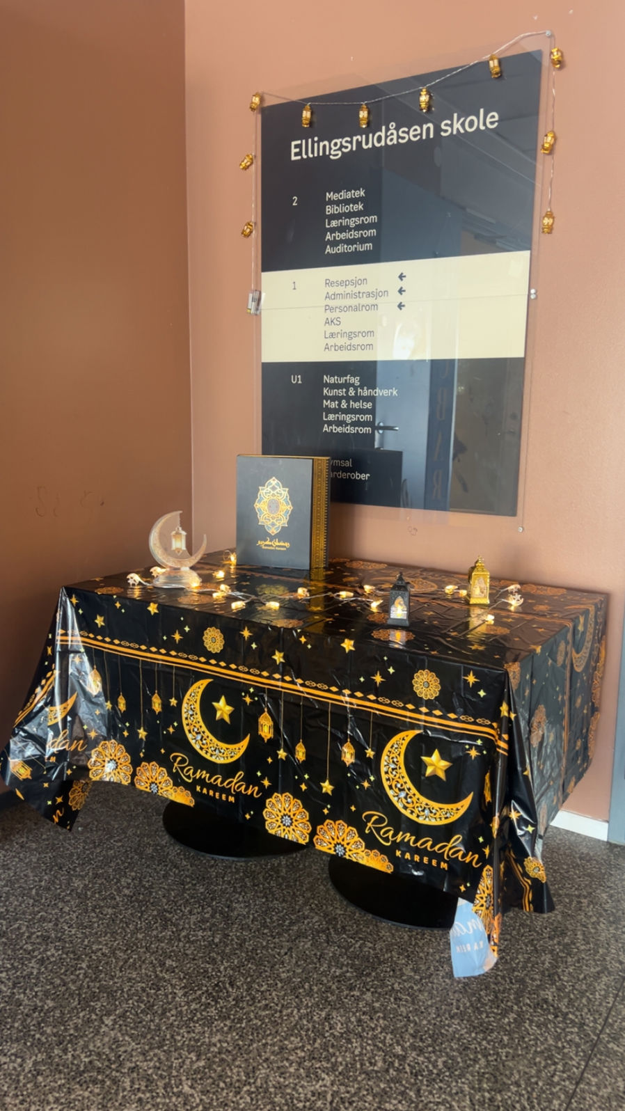 en gull- og svart boks med en gull- og blålogo på