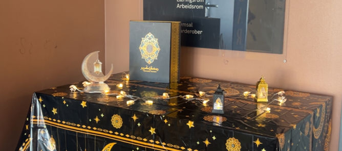 en gull- og svart boks med en gull- og blålogo på en gull- og svart boks med en gull- og blålogo på