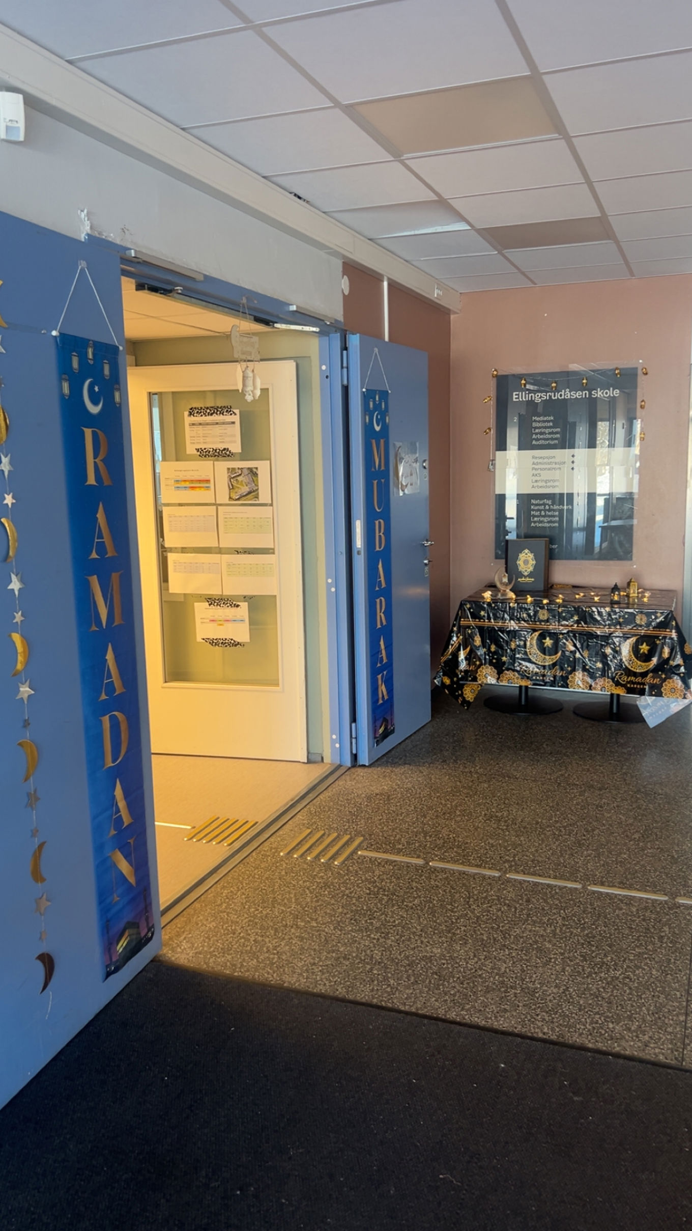 En bygning med glassdør