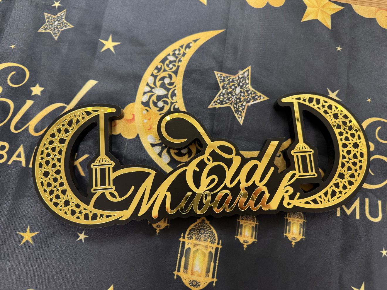 et blått og gullskilt