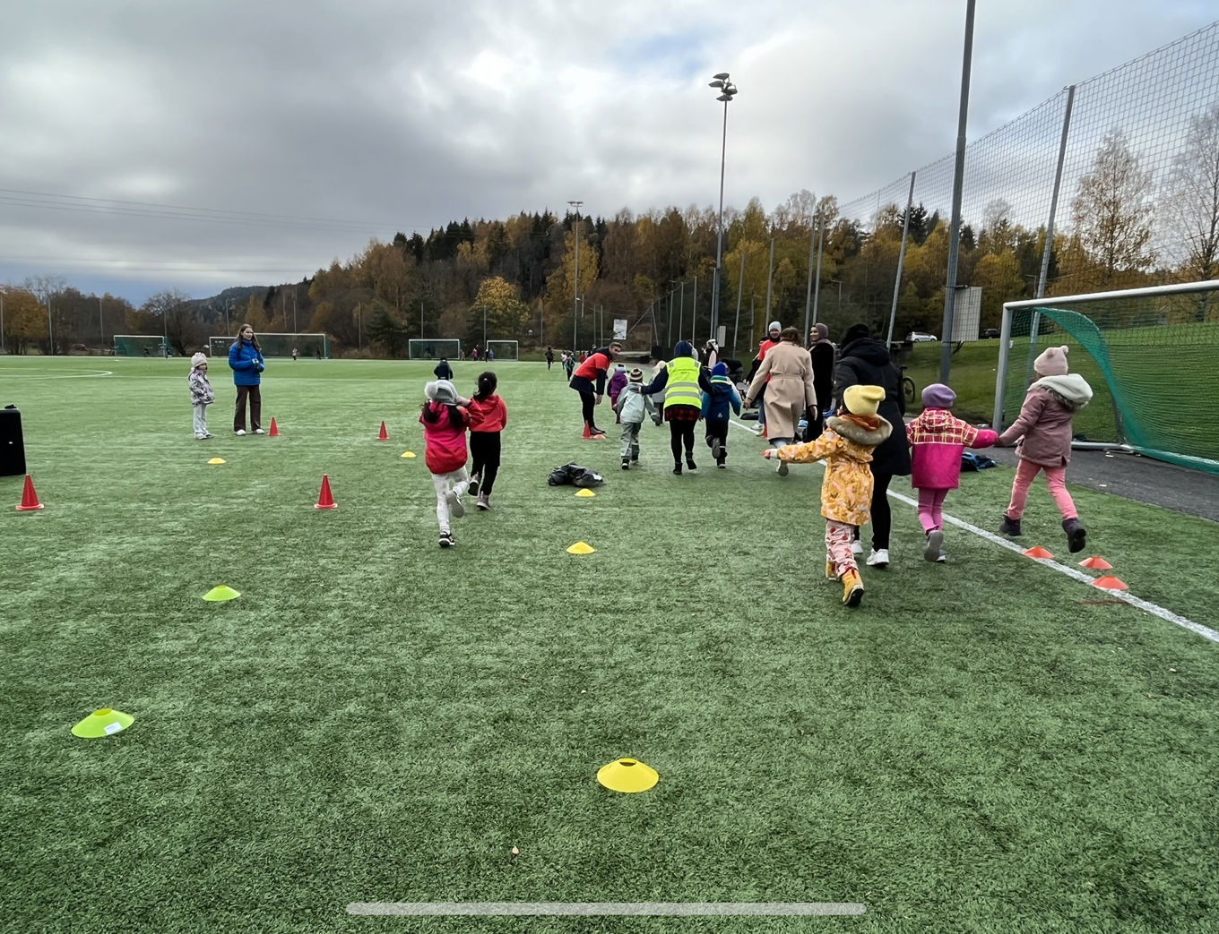 En gruppe barn som spiller fotball