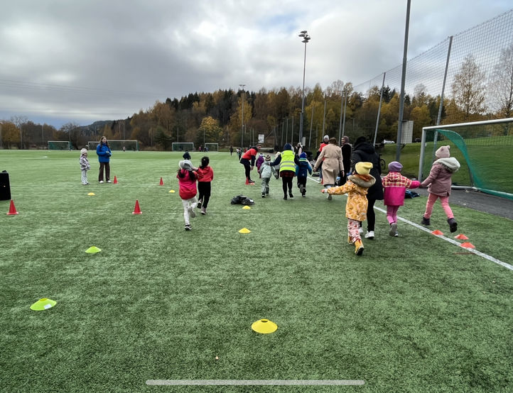 En gruppe barn som spiller fotball En gruppe barn som spiller fotball